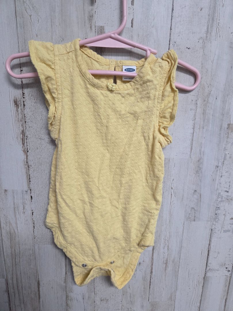 YELLOW OLD NAVY TEXTURED ONESIE, GIRL 12-18M