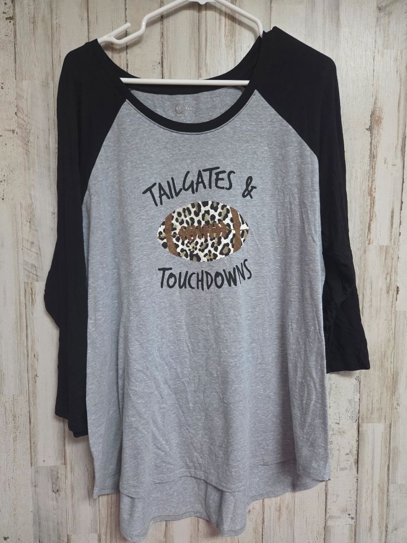 BLACK/GREY CATO TAILGATES & TOUCHDOWNS TEE, LADIES XL