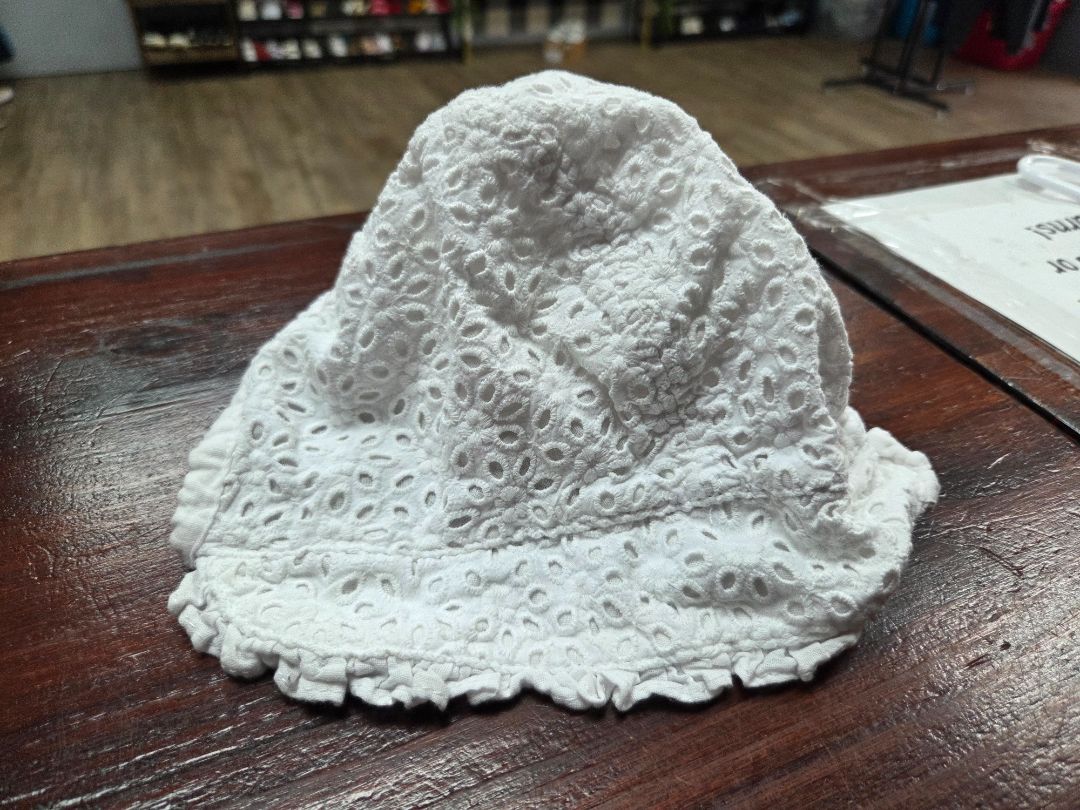 WHITE TARGET EYELET BONNET
