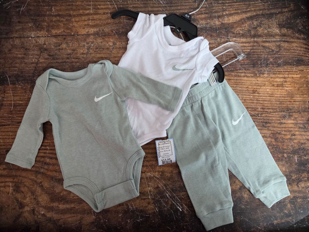 WHITE/SAGE NIKE 3PC LOGO OUTFIT, BOYS 3M