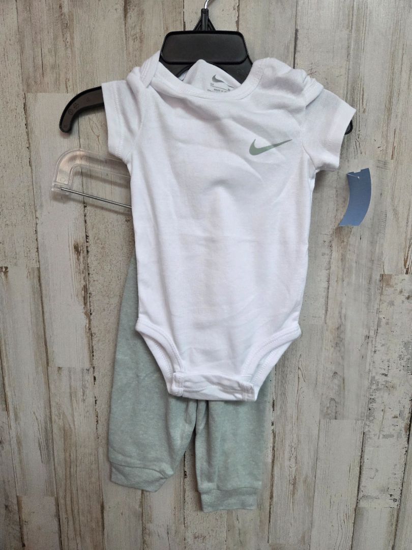 WHITE/SAGE NIKE LOGO OUTFIT, BOYS 6M