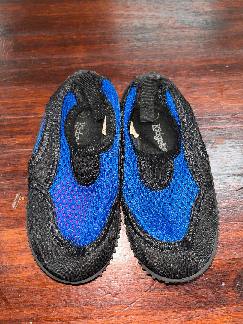 BLUE/BLACK KIDGETS , SHOES 7