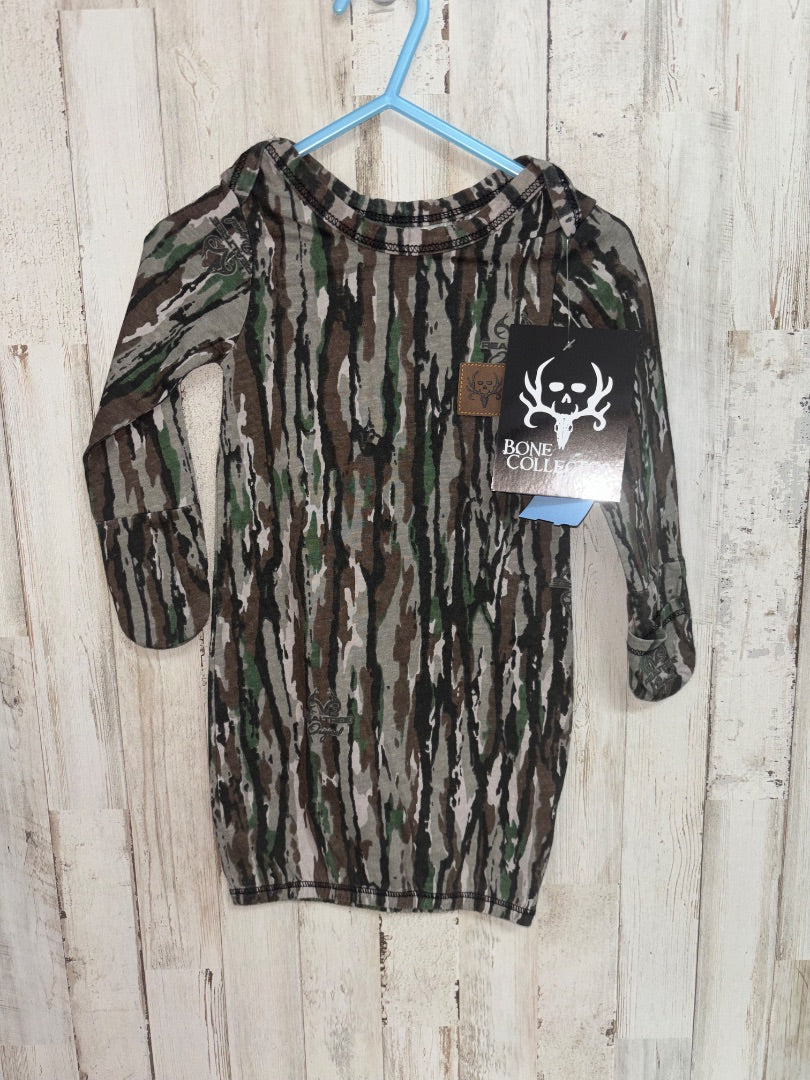 Bone collector NEW one size fits most camo gown, Boy NB