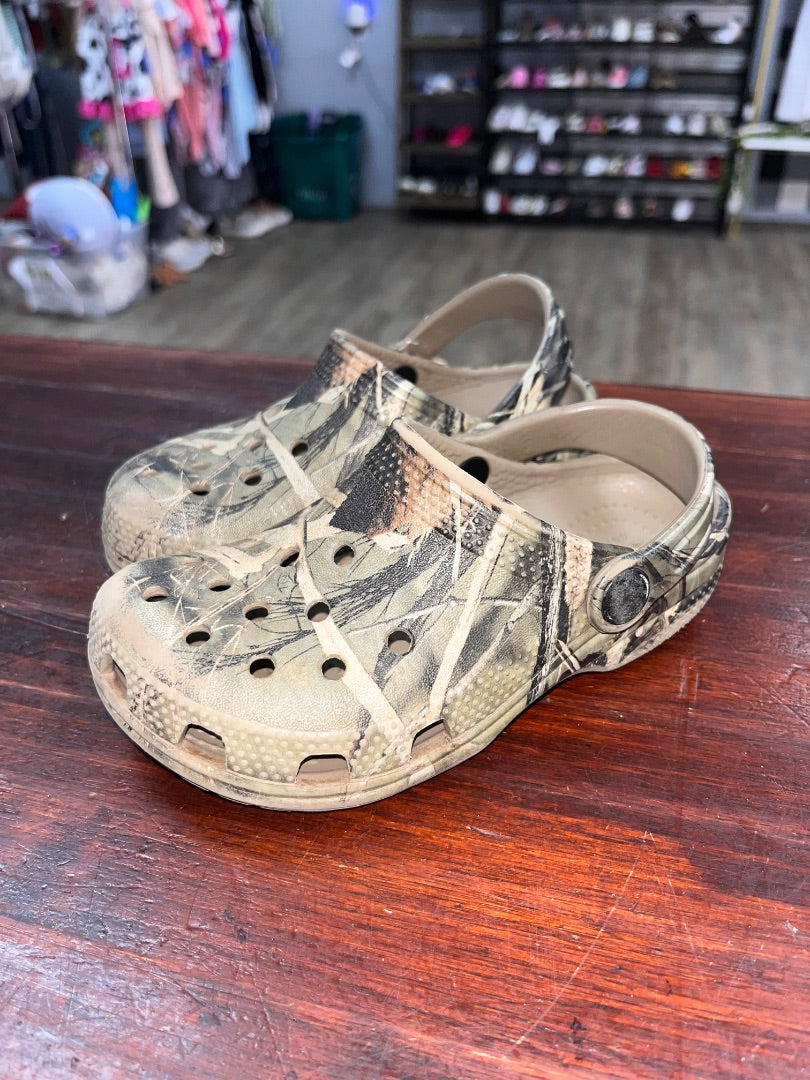 GREEN CROCS CAMO RUBBER SHOES, SHOES 10