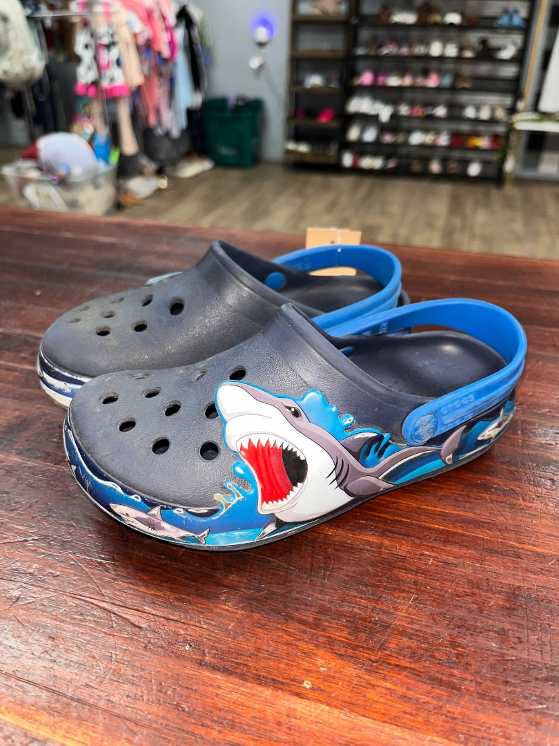 NAVY CROCS SHARK/WAVE RUBBER SHOES, SHOES 11