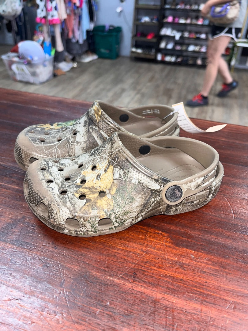 GREEN CROCS CAMO RUBBER SHOES, SHOES 12