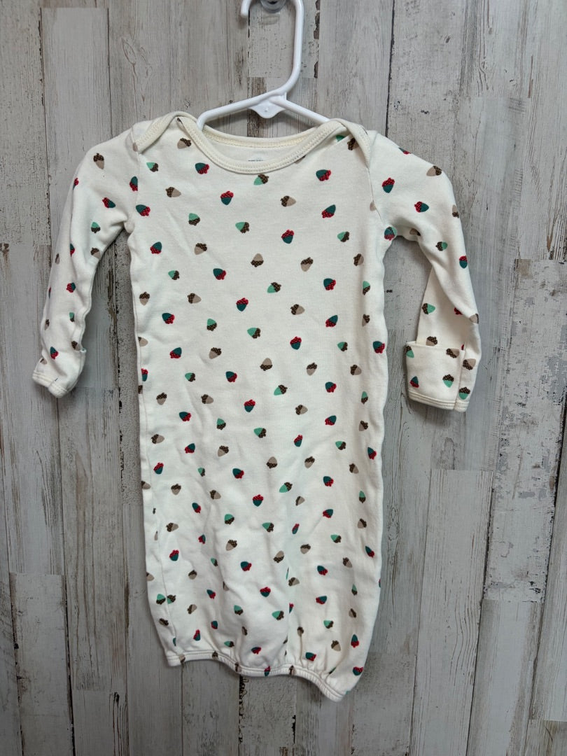 WHITE AMAZON ESSENTIALS ACORN GOWN, BOYS 6M