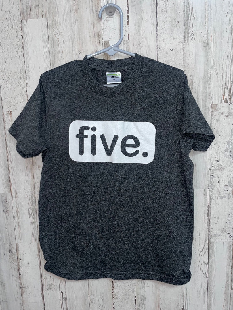 GREY UNORDINARY FIVE. TEE, BOY 7