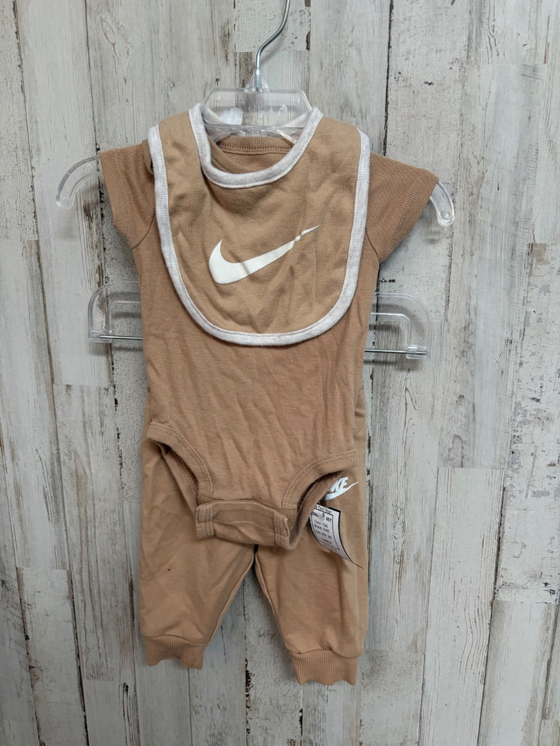 TAN NIKE LOGO 3PC SET, BOY 3M