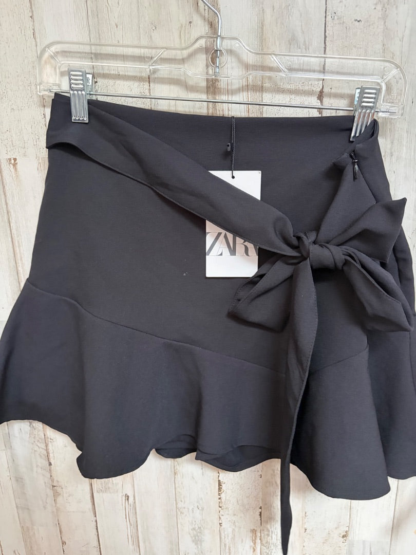 BLACK ZARA NEW BELTED RUFFLE SKORT, LADIES M
