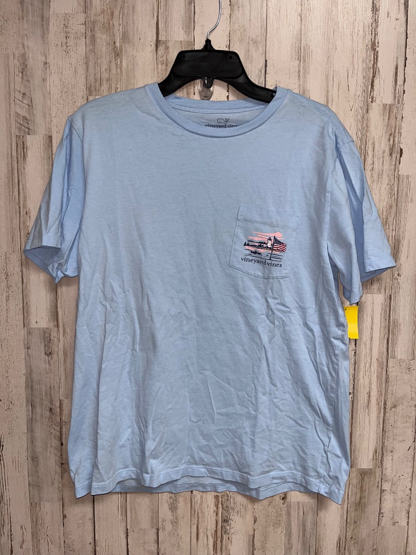 LIGHT BLUE VINEYARD VINES LOGO LAKE POCKET TEE, BOY ADULT M