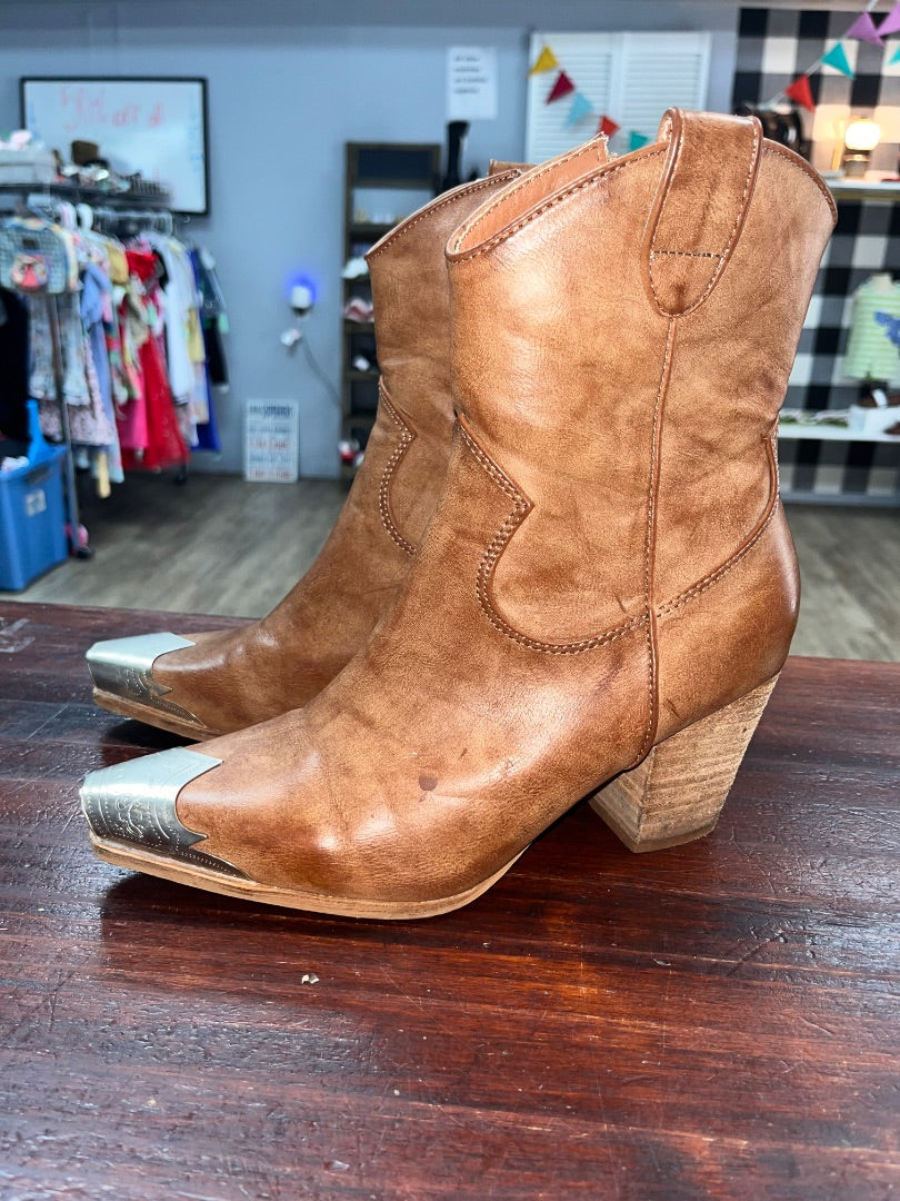 TAN BEAST METAL TOE BOOTS, SHOES A7.5
