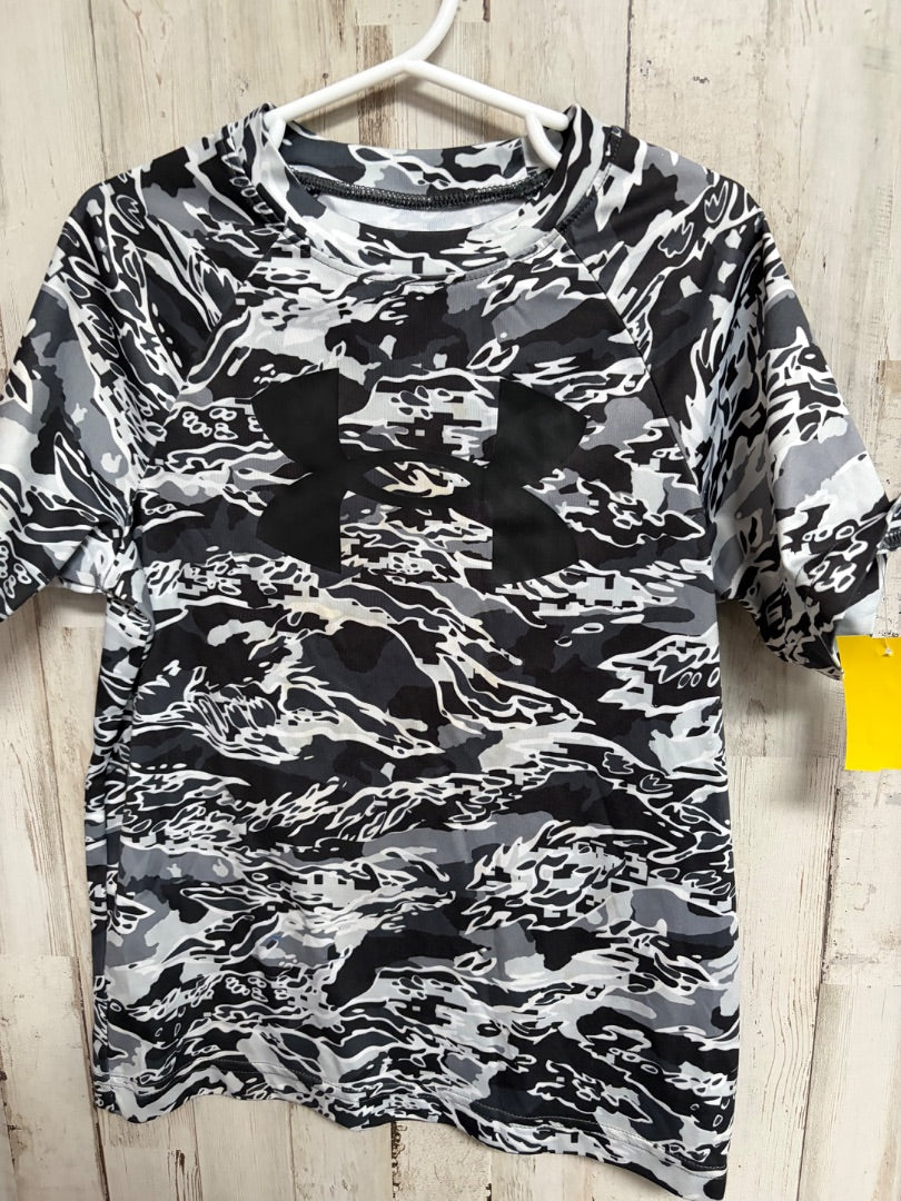 BLACK/WHITE UNDER ARMOUR PRINTED LOGO TEE, BOYS 8