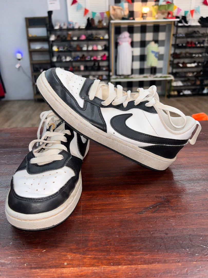 BLACK/WHITE NIKE LACE UP SNEAKERS, SHOES Y4