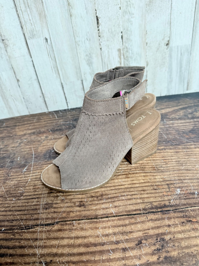 BROWN TOMS BUCKLE HEELS, SHOES A6.5