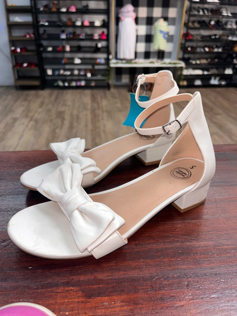 WHITE WONDER NATION BOW HEELS, SHOES Y5