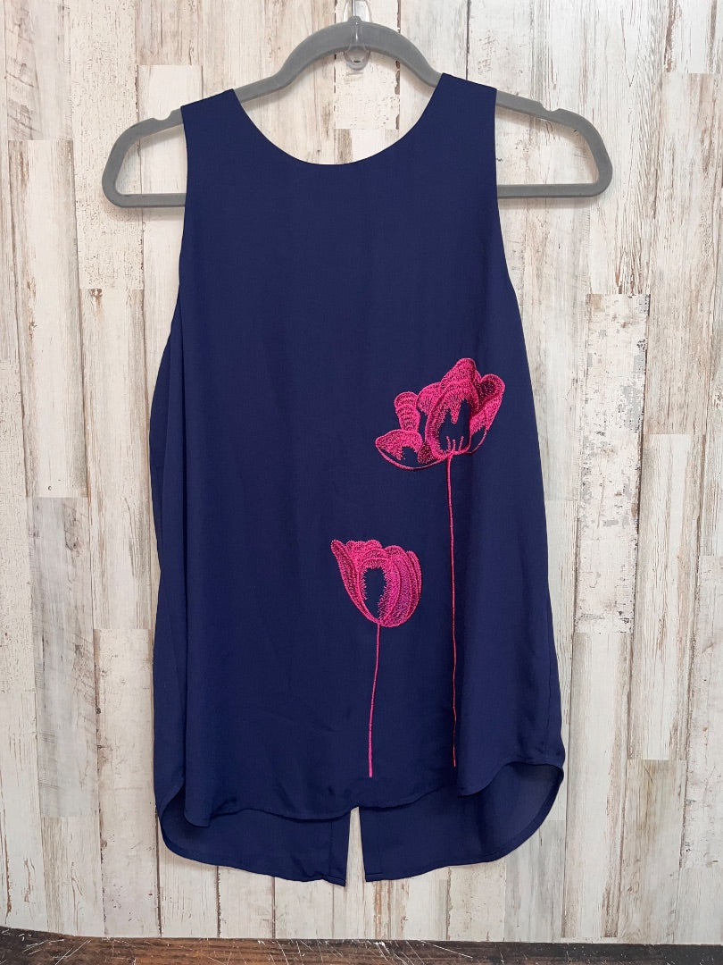 NAVY SIMPLY SOUTHERN FLOWER EMBROIDERED SLEEVELESS TOP, LADIES S
