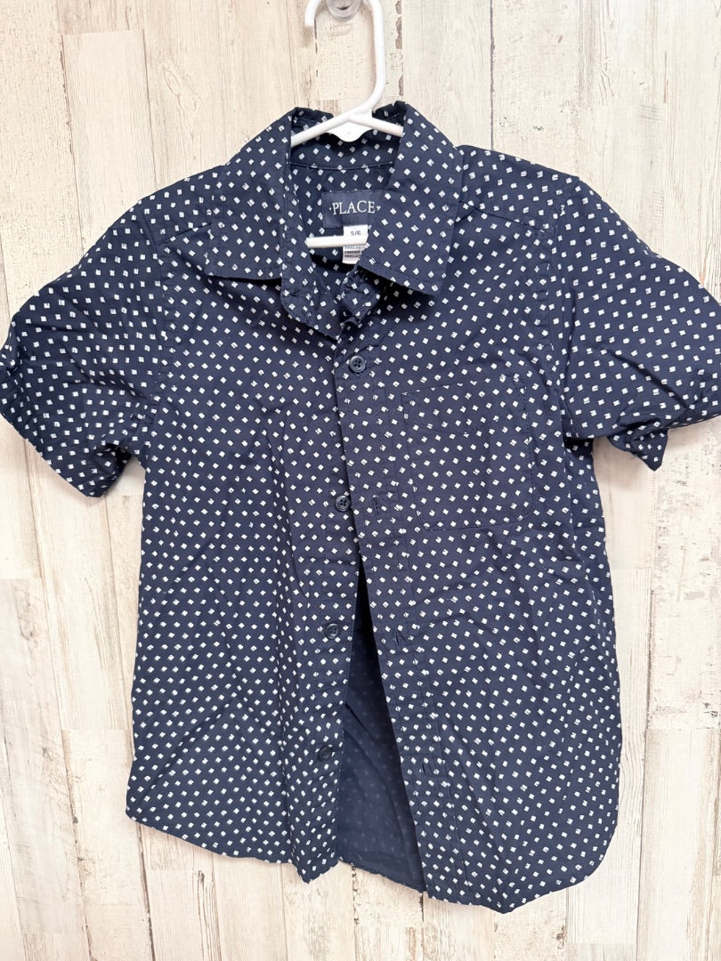 NAVY CHILDRENS PLACE PRINTED BUTTON UP, BOYS 5/6