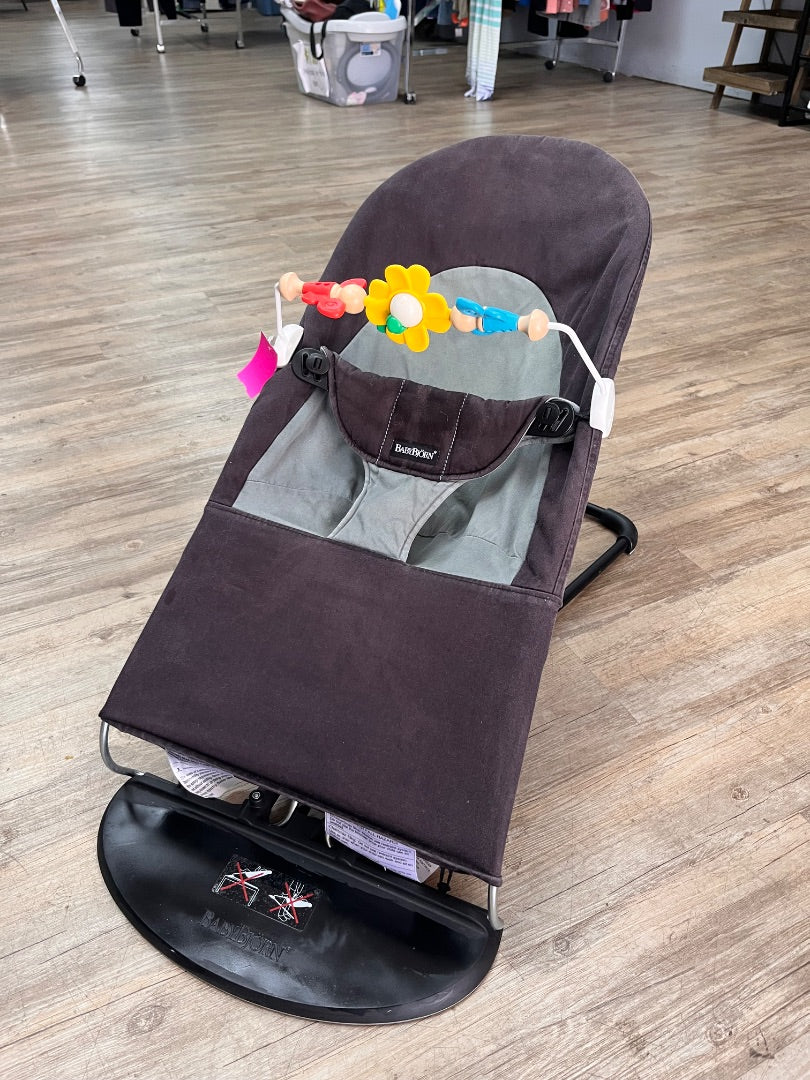 GREY BABY BJORN BABY BOUNCER WITH TOY BAR