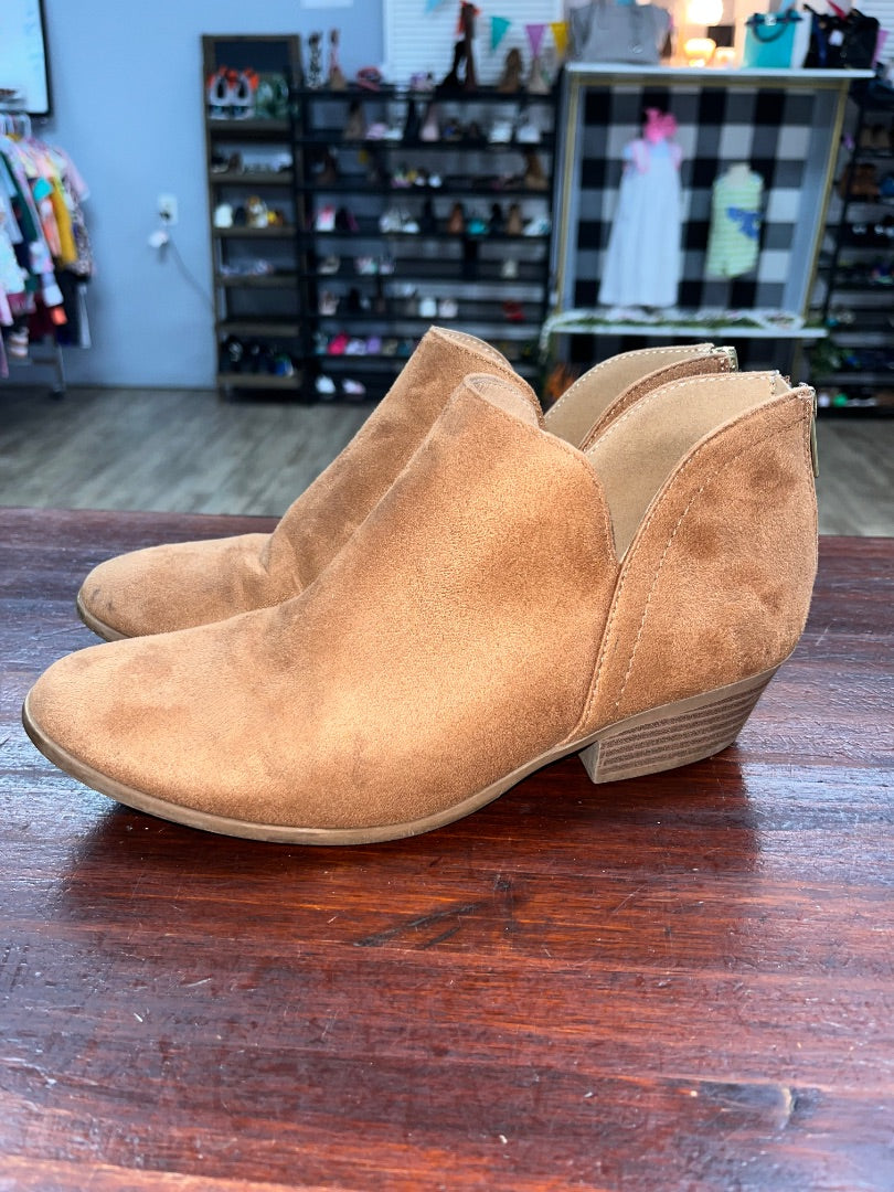 TAN SODA SUEDE ROUND TOE ANKLE BOOTS, SHOES A8