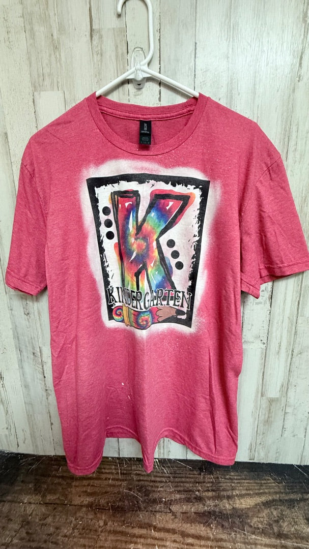 RED GILDAN KINDERGARTEN BLEACH TEE, LADIES L