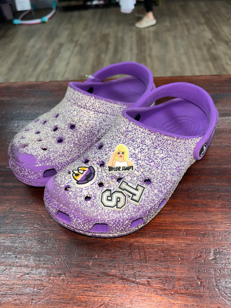 PURPLE CROCS GLITTER RUBBER SHOES WITH T SWIFT CHARMS, SHOES Y3