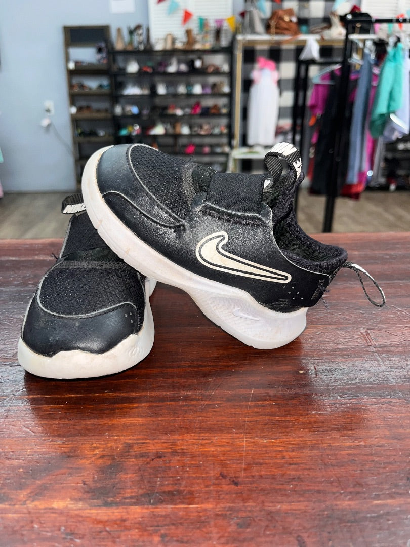 BLACK NIKE SLIP ON SNEAKERS, BOY 7
