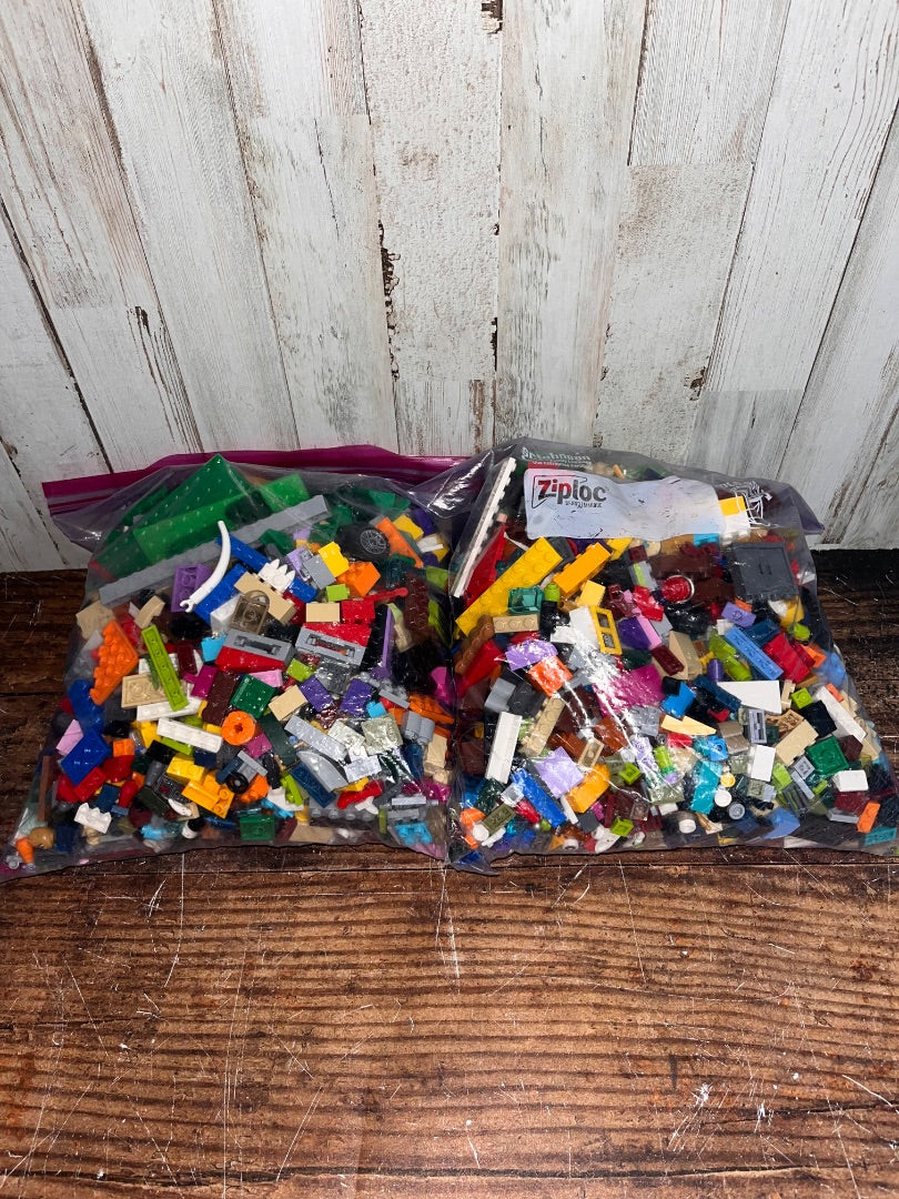 MULTI LEGO 2 GALLONS OF MIXED LEGOS, TOYS