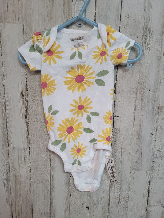 White Huggies 6m Daisy Onesie, Girl 6-12m