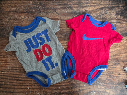 GREY/RED NIKE 2PC LOGO ONESIES, BOY NB
