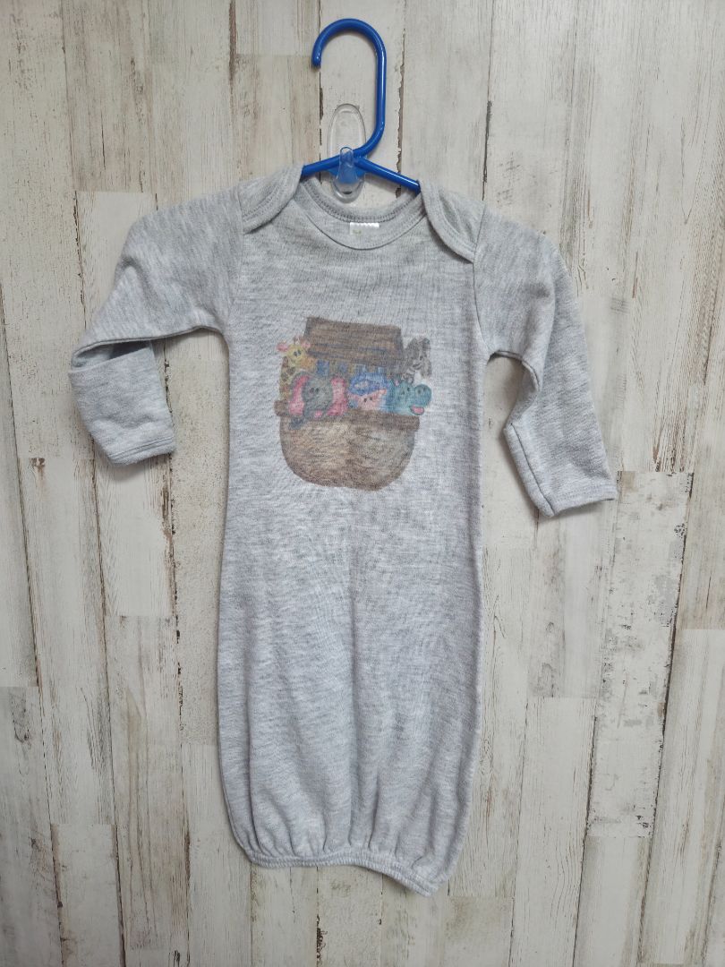 GREY LAUGHING GIRAFFE NOAHS ARK GOWN, BOY 0-3M