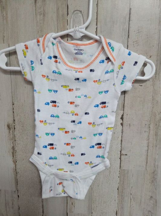 WHITE GERBER CAR ONESIE, BOY 0-3M