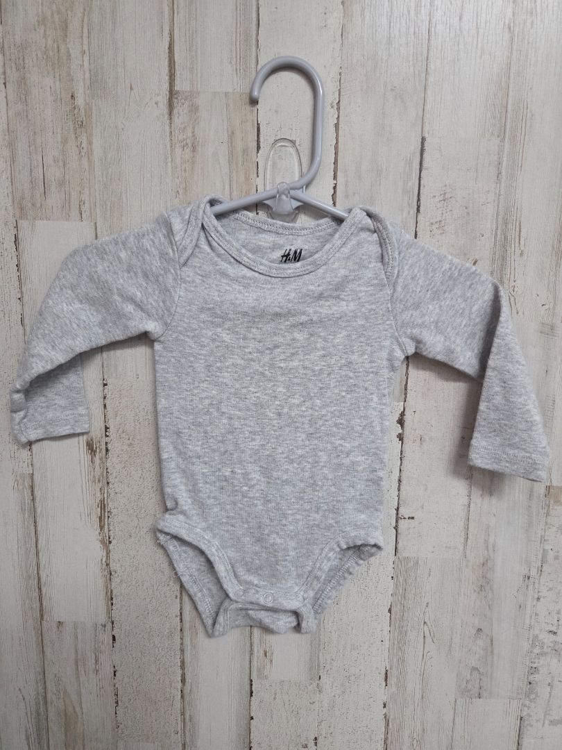 GREY H&M BASIC ONESIE, BOY 3M