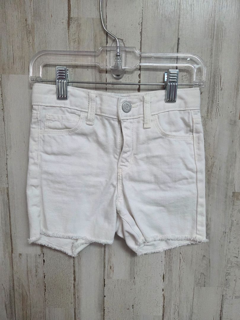 white old navy jean shorts, girl 5