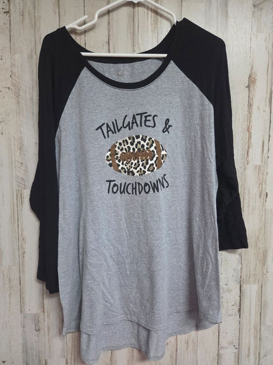 BLACK/GREY CATO TAILGATES & TOUCHDOWNS TEE, LADIES XL