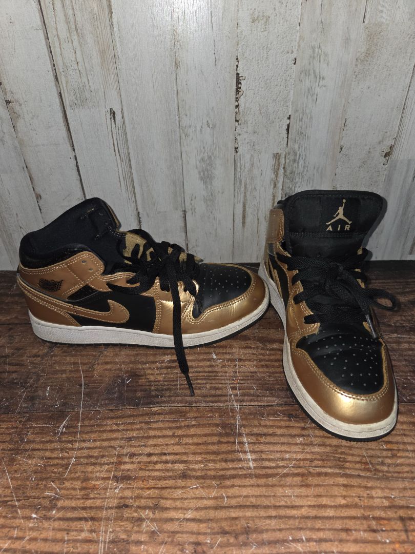 BLACK/GOLD NIKE HI TOP JORDANS, SHOES Y5