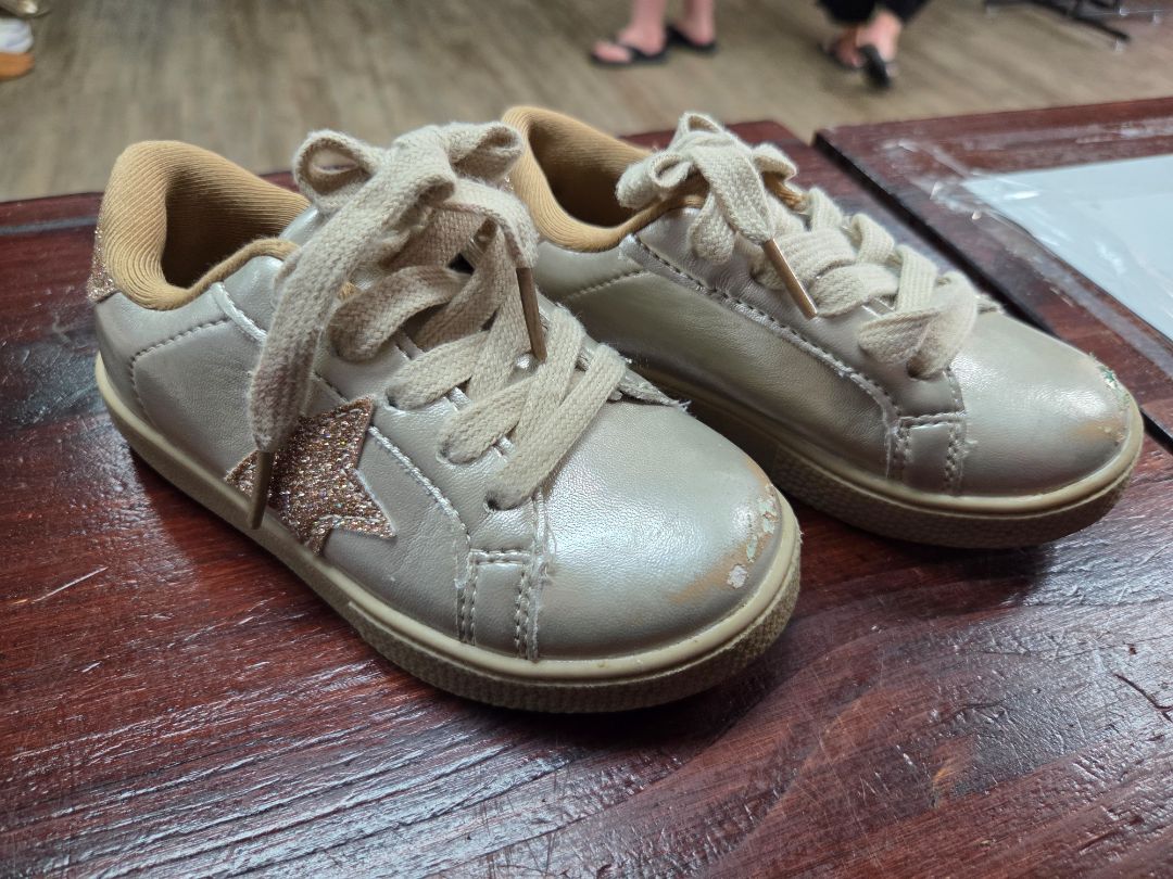 GOLD MARIE NICOLE GLITTER STAR SHOES, SHOES 6 *SCUFFING AT TOE*