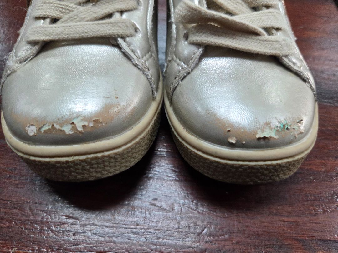 GOLD MARIE NICOLE GLITTER STAR SHOES, SHOES 6 *SCUFFING AT TOE*