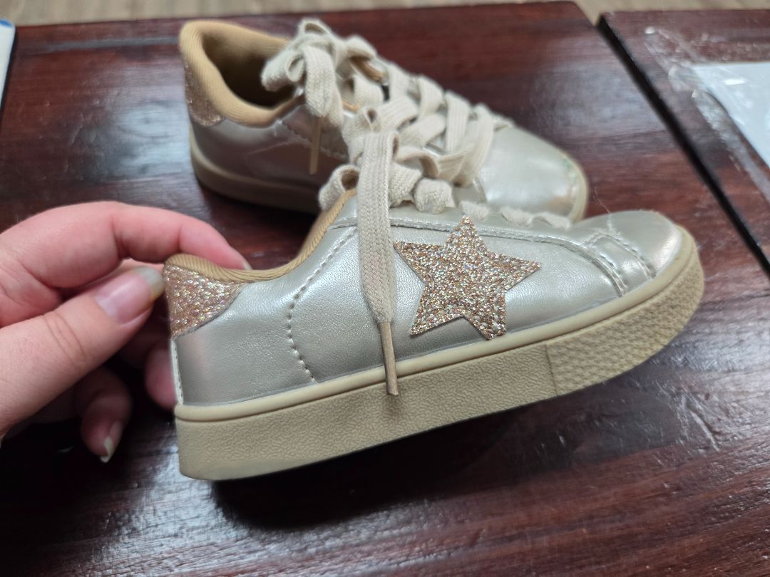 GOLD MARIE NICOLE GLITTER STAR SHOES, SHOES 6 *SCUFFING AT TOE*