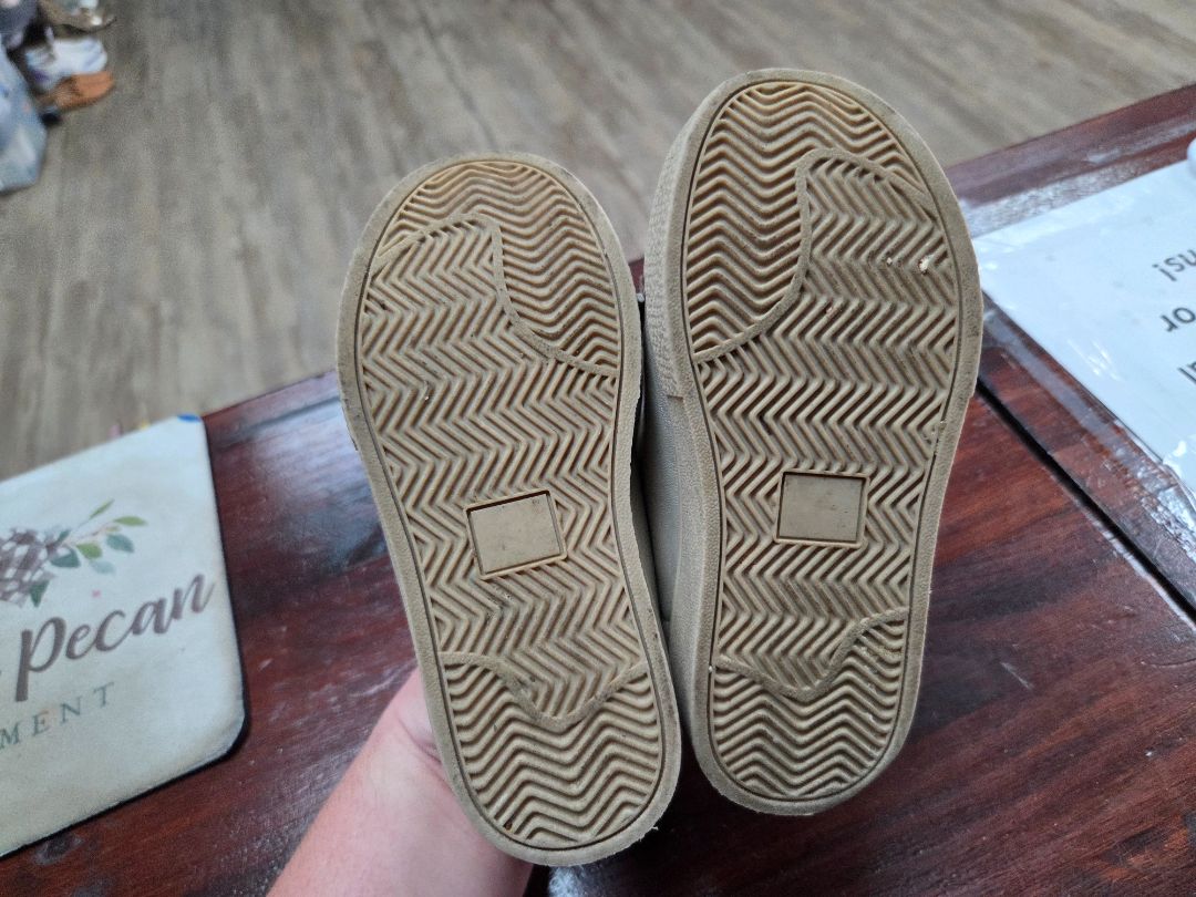 GOLD MARIE NICOLE GLITTER STAR SHOES, SHOES 6 *SCUFFING AT TOE*