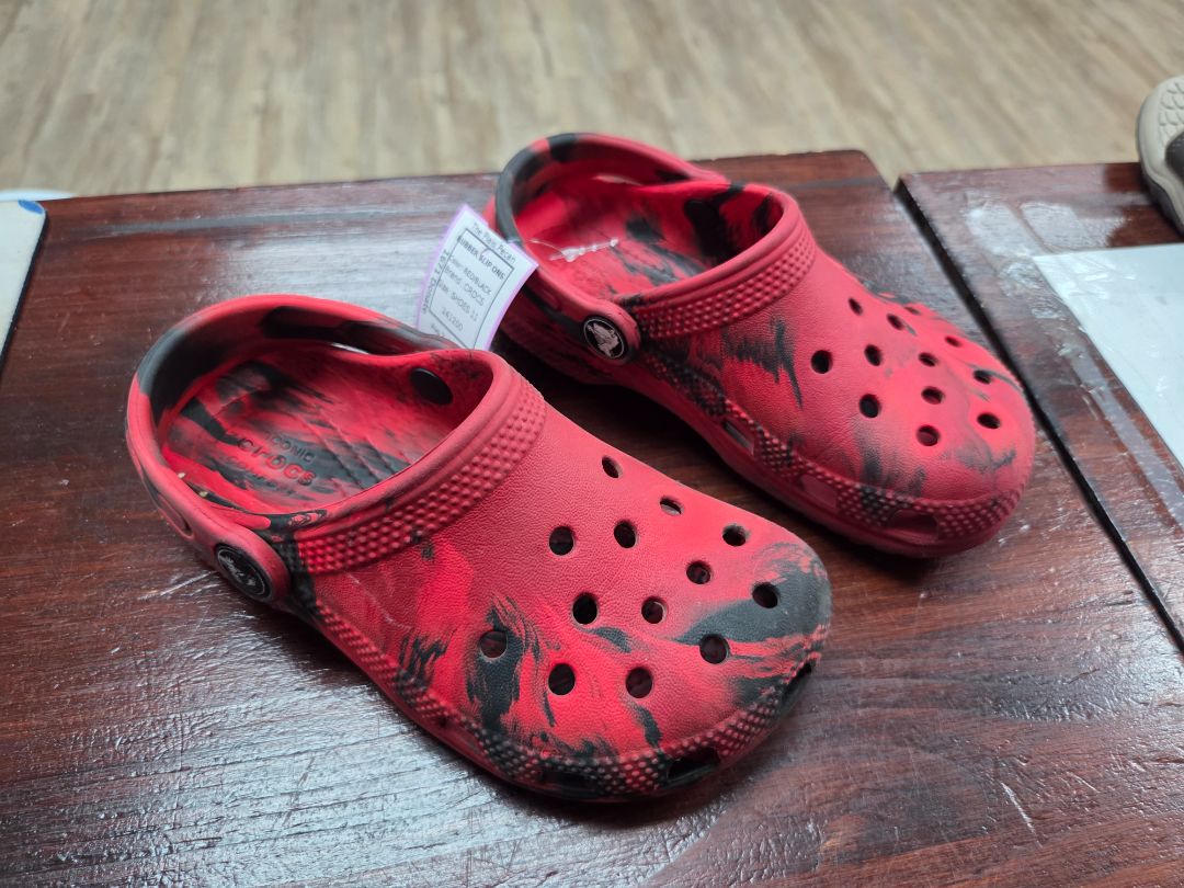 RED/BLACK CROCS RUBBER SLIP ONS, SHOES 11