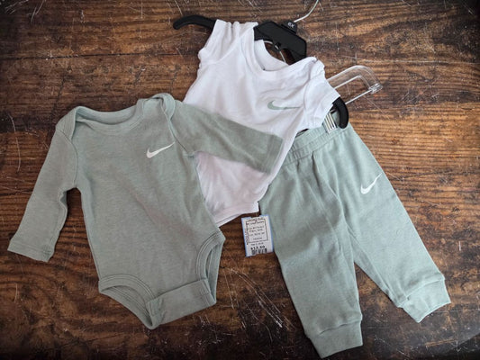 WHITE/SAGE NIKE 3PC LOGO OUTFIT, BOYS 3M
