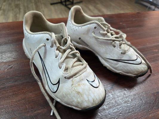 WHITE NIKE SOFTBALL CLEATS, SHOES 13
