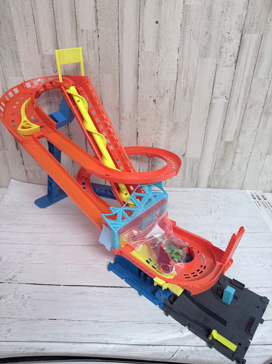ORANGE MATTEL HOTWHEELS TRACK WITH 4 CARS
