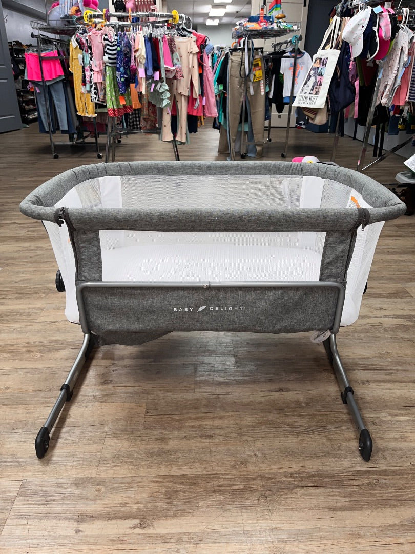 GREY BABY DELIGHT BESIDE ME DREAMER BASSINET AND BEDSIDE SLEEPER