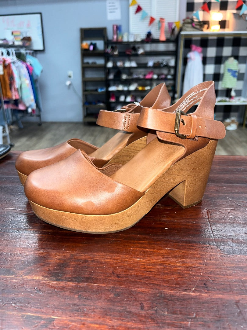 BROWN UNIVERSAL THREAD CHUNKY ROUND TOE HEELS, SHOES A6