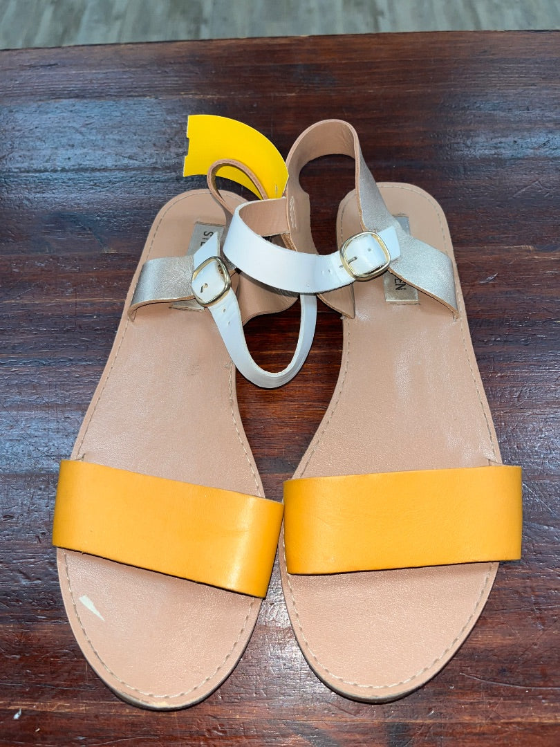TAN/GOLD/WHITE STEVE MADDEN TRI COLOR STRAP SANDALS, SHOES A8