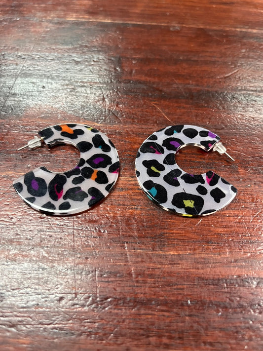 GREY/MULTI  LEOPARD PLASTIC HOOPS