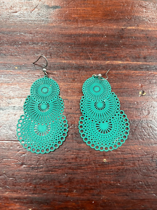 GREEN  ROUND SCALLOP DANGLE EARRINGS