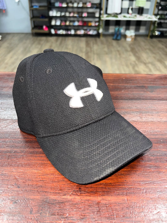 BLACK UNDER ARMOUR FITTED CAP, BOY S/M (8/10)
